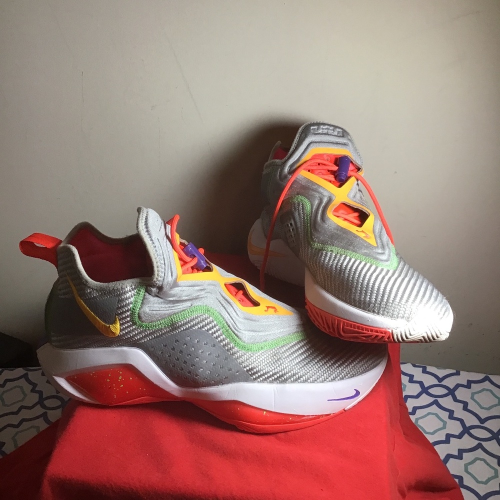 🔥Nike’s Lebron James, size 11, good cond. normal wear, some small scuffs,